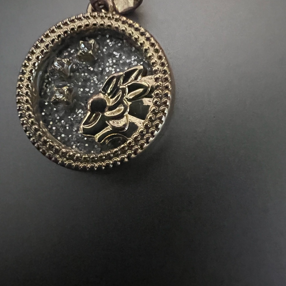 Golden pendent - Picture 2 of 3